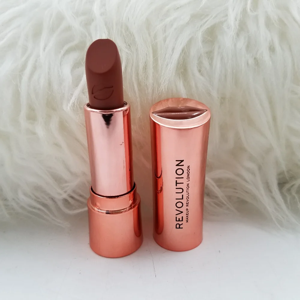 Revolution Matte Lipstick. Shade:Fling.